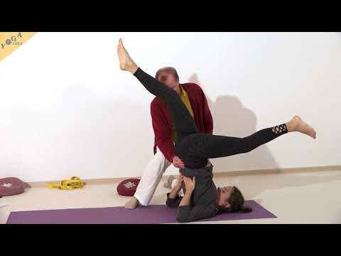 In die fortgeschrittene Brücke helfen Yoga Vidya Bodywork Setubandhasana - Yoga Asana Lexikon