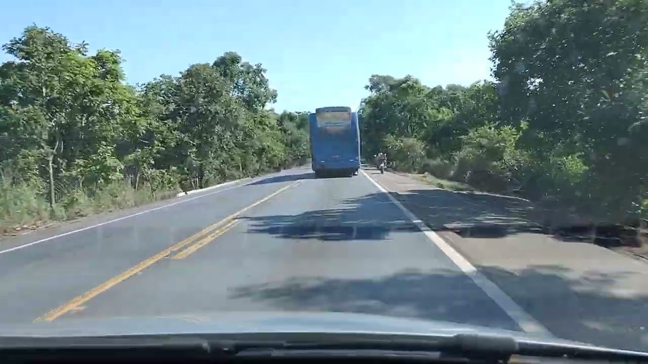 Motociclista ignora segurança, trafega pelo acostamento e faz ultrapassagem perigosa na BR-020