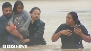 Auckland, New Zealand declares emergency after torrential rain - BBC News