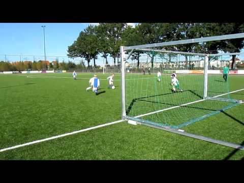 F7 SVS - SV Brandevoort : Daan zet aanval in / schot op doel (22 sept 2012)