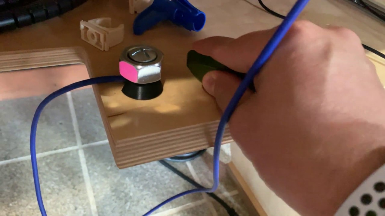 3d-printed assembly for holding contact mic by weight