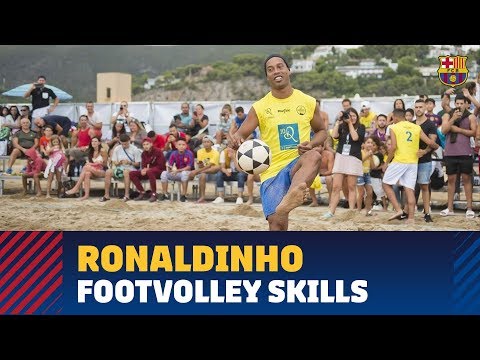 Footvolley fun for Ronaldinho in Barcelona