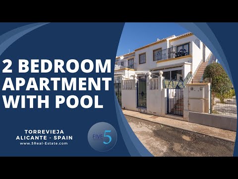 €139.000 - LOVELY TOP-FLOOR 2 BEDROOM APARTMENT WITH VIEWS OF COMMUNAL POOL & MOUNTAINS - TORREVIEJA