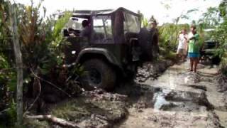 preview picture of video 'Rally na Lama - Troller desatolando Jeep Willys'