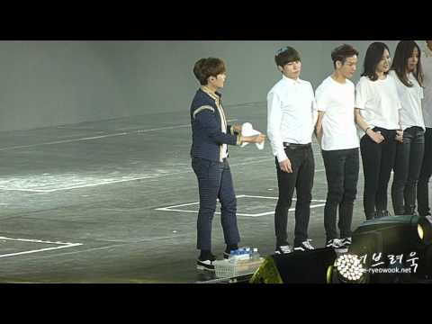 [fancam] 150501 SS6 Singapore - Ryeowook throwing towels to fans (cute~~)