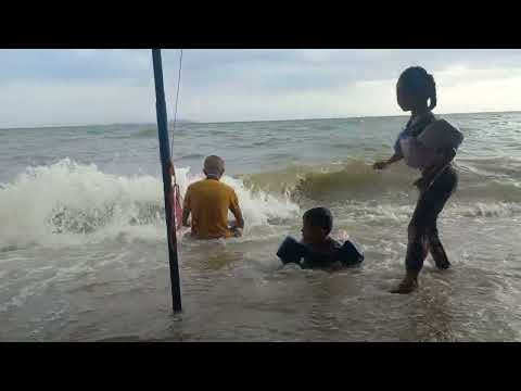 Ashita and Alisa 6years 4month at Bangsaen beach Thailand (part2). #6yearold #twinboyandgirl