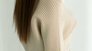 طقم تريكو كنزة مع تنورة بيج وأسود - فيديو