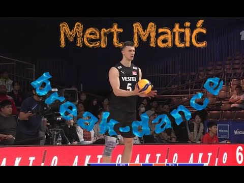 Mert Matić maçın ortasında break-dans yapmaya başlıyor -  Mert Matić teaching break-dance on a match