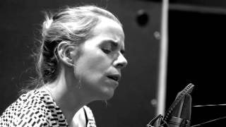 Aoife O&#39;Donovan &quot;You Turn Me On, I&#39;m A Radio&quot; (Joni Mitchell cover)