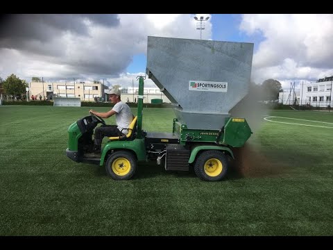 A Guichen en Bretagne, un terrain de foot synthétique à base de noyaux d'olives