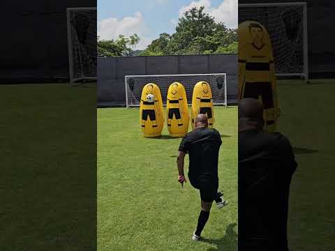 “Ah, é fácil bater falta com a direita… quero ver buscar o ângulo com a esquerda.”Resultado? #Shorts