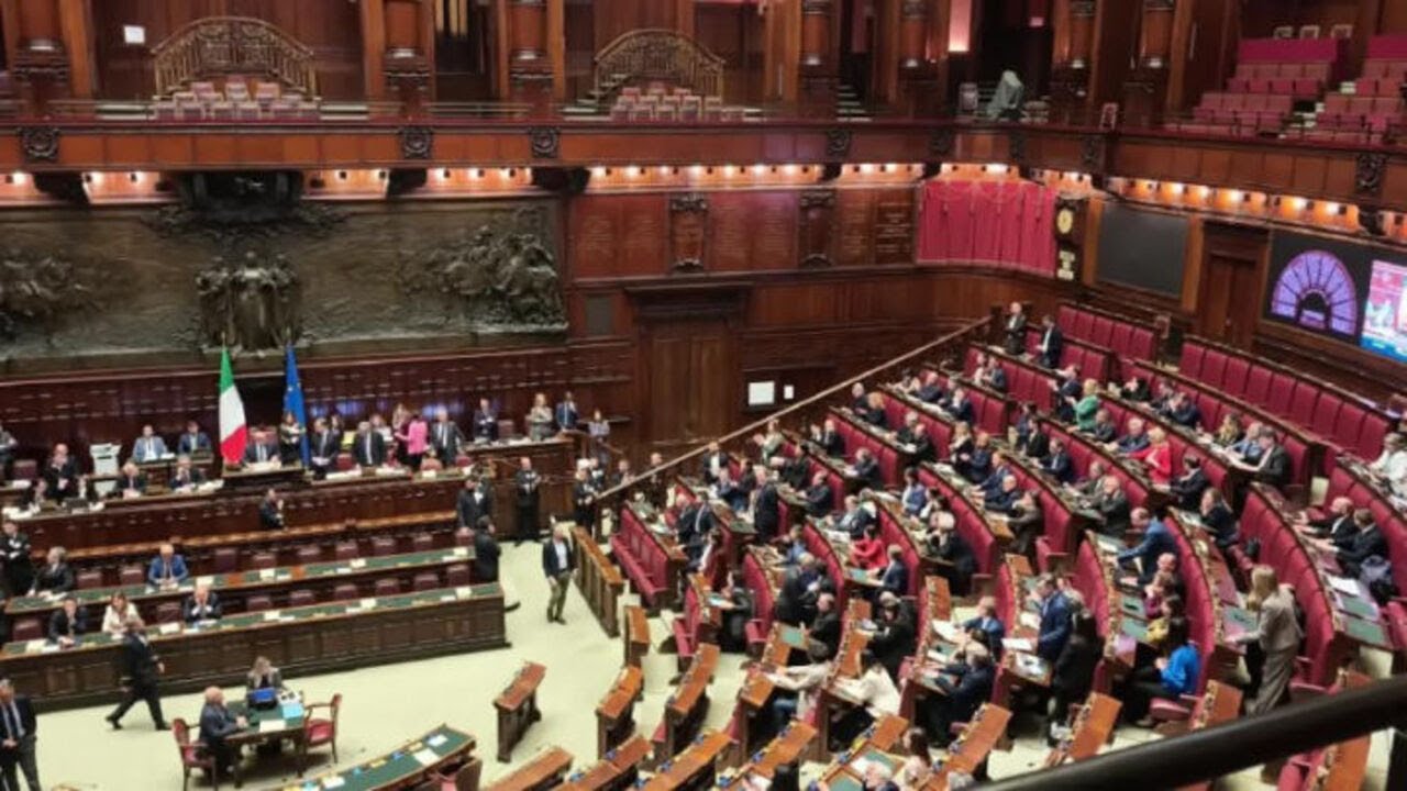 Opposizioni cantano 'Bella Ciao' prima del voto finale del Dl Sicurezza