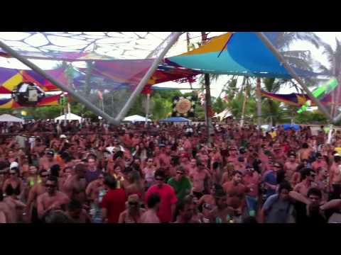 Dimitri DJ @ last day of 303 Art Festival, Caraiva, Bahia,Brazil