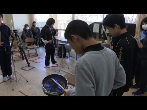 With electronic drums, disabled children follow the beat