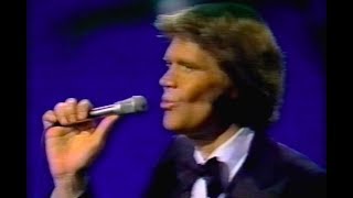 Glen Campbell Sings "Your Cheatin' Heart/Gentle/Rhinestone" Medley