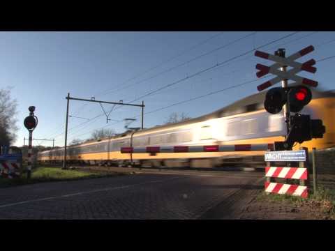 Dutch Railroad Crossing - Spoorwegovergang Lindelaan Helvoirt 1