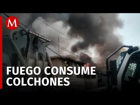 Reportan un incendio en una fábrica de colchones en el Estado de México