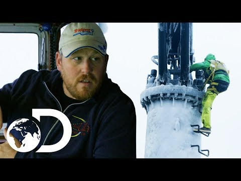 Cornelia Marie Captain Attempts To Fix Faulty Crane | Deadliest Catch