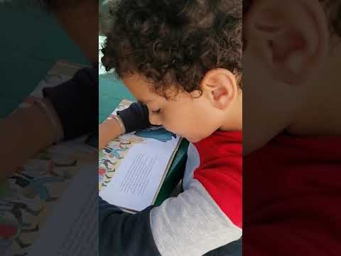 Darius la ora de lectură, în natura! 😊 📕😘