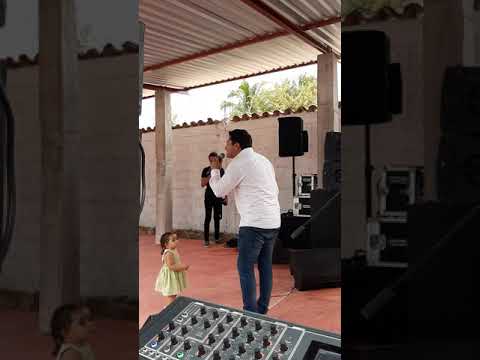 Julion Alvarez cantando en una fiesta en su pueblo (El Estres)