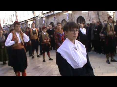 MLADI U PROCESIJI ULICAMA GRADA