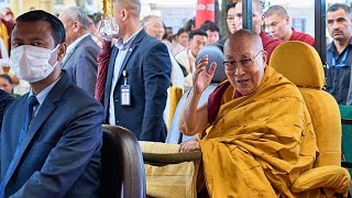 Dalai Lama bei Vereidigung der tibetischen Exilregierung in Indien