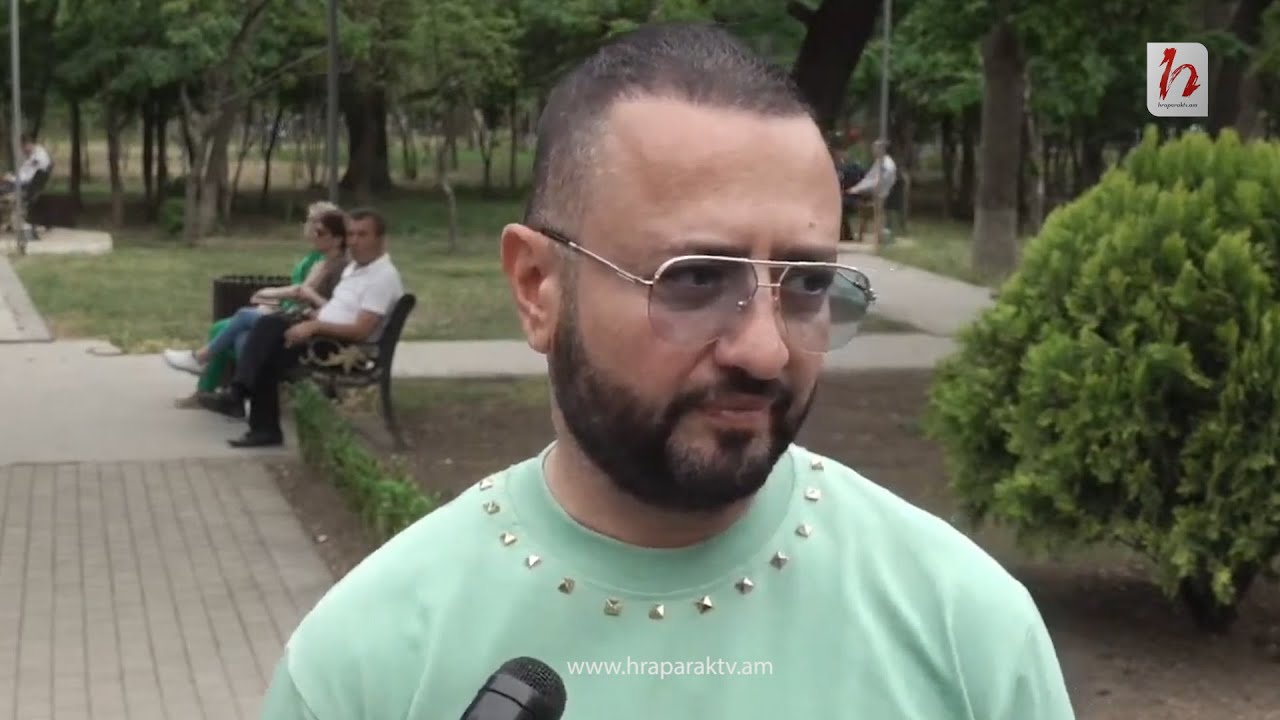 Սուպեր Սաքոն դատարանի բակում է