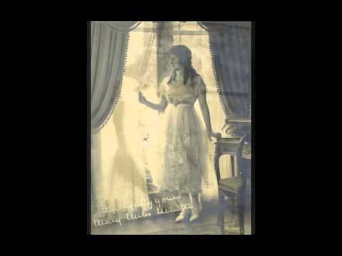 She Loves Me - Varsity Eight (California Ramblers group w Adrian Rollini) (1924)