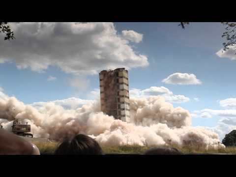 Срутване на сграда на забавен каданс 