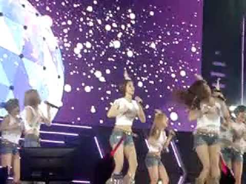Into the new world ( snsd singapore concert)