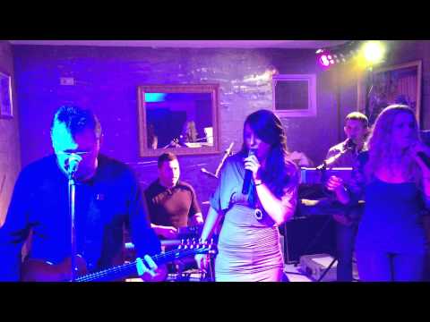 Memo preuzo bubnjarske palice bubnjara Alfa Time Band-a :))