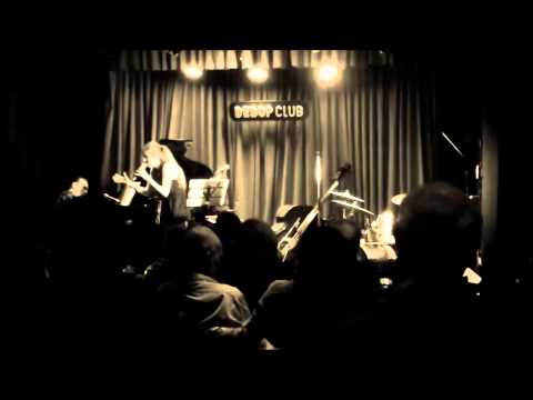 Macarena Robledo - A pique  (Juan Quintero) en vivo en Bebop Club Buenos Aires
