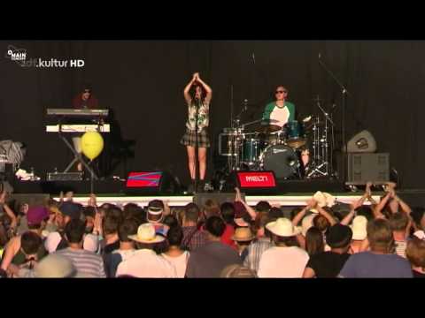 Charli XCX - Black Roses (HD live in Germany)