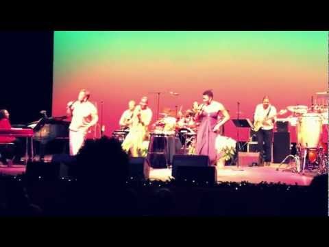Angelique Kidjo, Dianne Reeves  and Lizz Wright: Pata Pata for Sing The Truth.