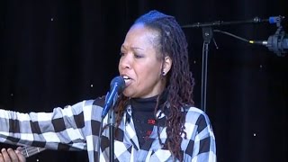 Lisa Simone chante "Unconditionnaly"