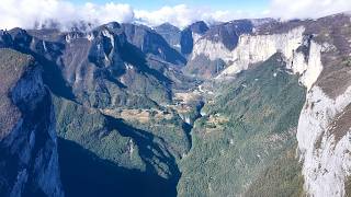 湖北唯一不通公路的古村落鹿院坪！藏在天坑底与世隔绝，花7300万建世界最长斜行电梯才打通外界｜The world's first elevator village, Hubei, China