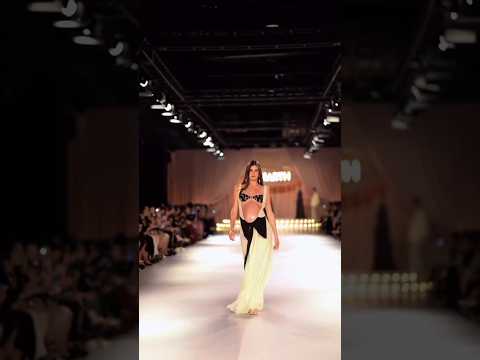 Camila Queiroz abre desfile em São Paulo #shorts #desfile