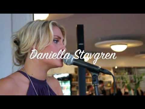 Daniella Stavgren sjunger live