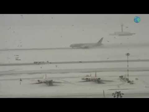 L'insolito e spettacolare decollo dell'aereo nella tormenta di neve a Malpensa