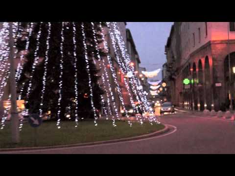 L’albero di Natale di Piazza Monte Grappa