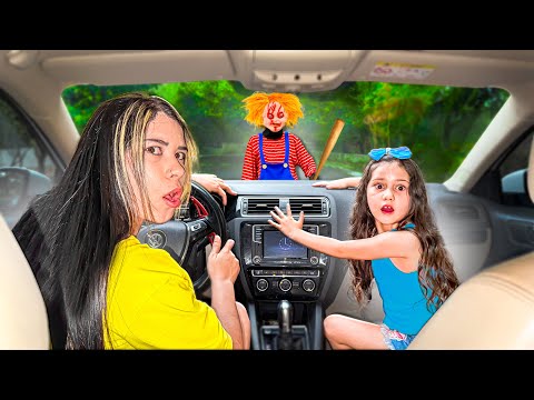 UM BONECO MALVADO APARECEU NO MEIO DA ESTRADA!! Muito assustador! 