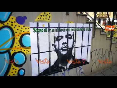 Roberto Saviano dietro le sbarre sotto casa di Salvini