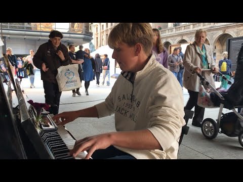 Boogie Woogie crowd in 30 SECONDS playing in Prague #piano #pianomusic #music #streetpiano