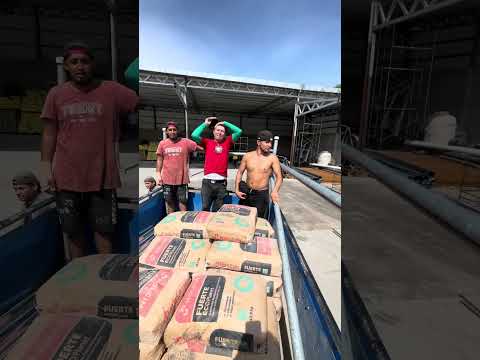 trayendo el Cemento en ferretería Gálvez El carmen la unión