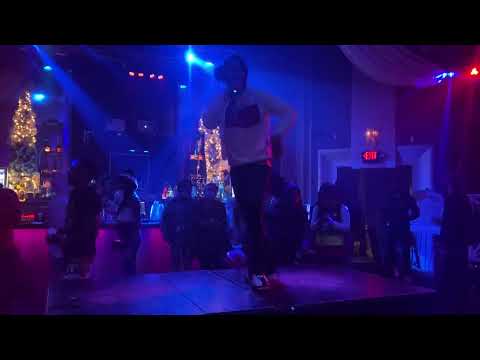 Fellow Human performing ‘Megaman’ Live @ Club Bleu