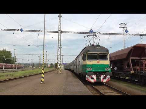 Retro pantograf ČD 460.079-080 opúšťa stanicu Hranice na Moravě