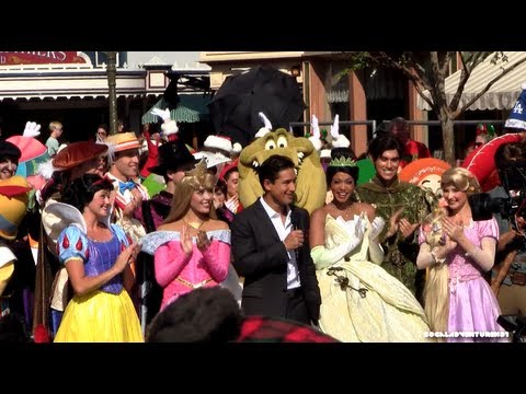 Lots of Disney's Characters during Disneyland Christmas Day Parade Taping 2012 HD