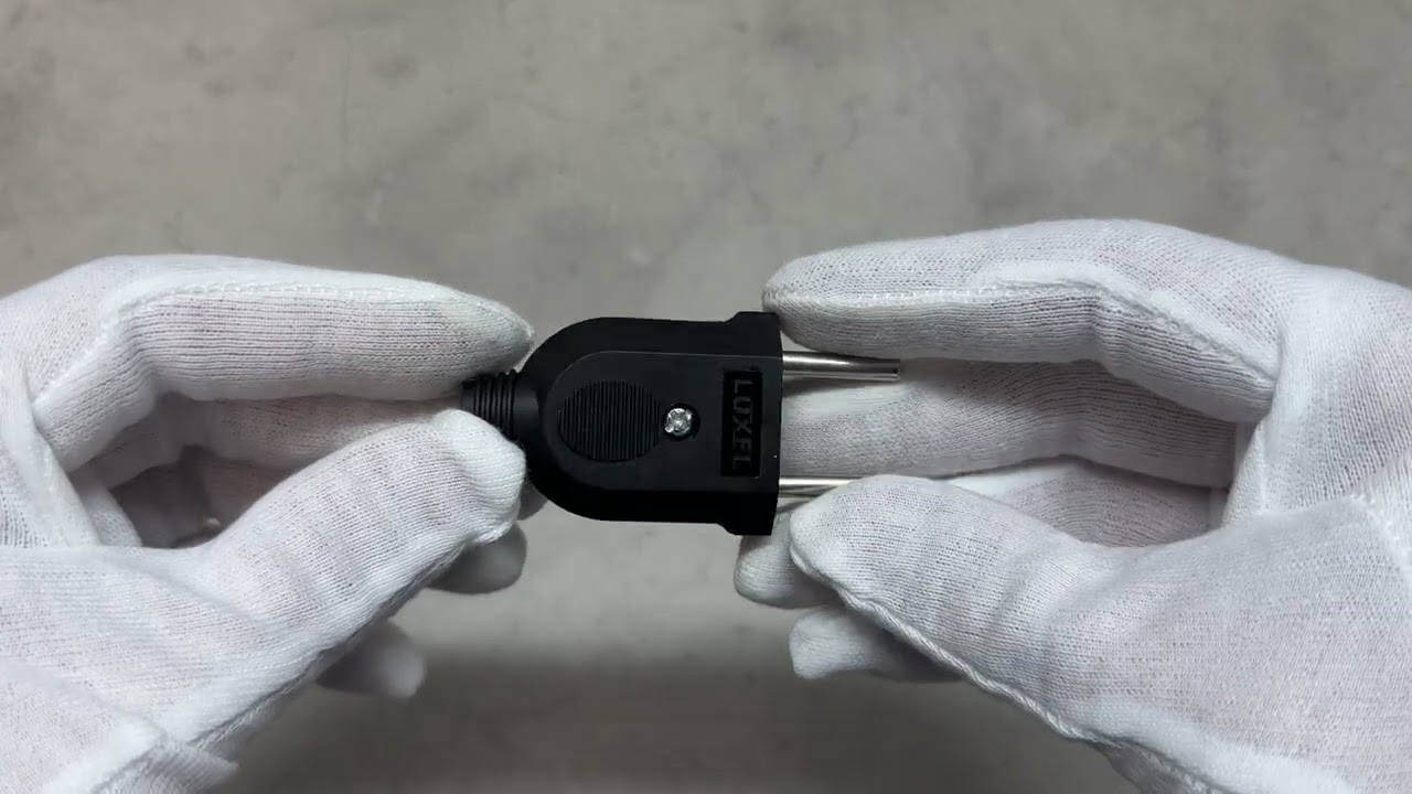 Вилка плоская LUXEL 1106 без заземления черная