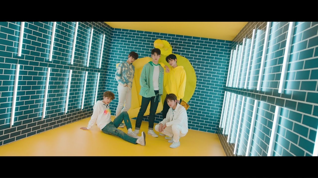 TXT (투모로우바이투게더) '어느날 머리에서 뿔이 자랐다 (CROWN)' Official MV thumnail