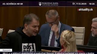 Igor Matovič s transparentom v parlamente | Aktuality